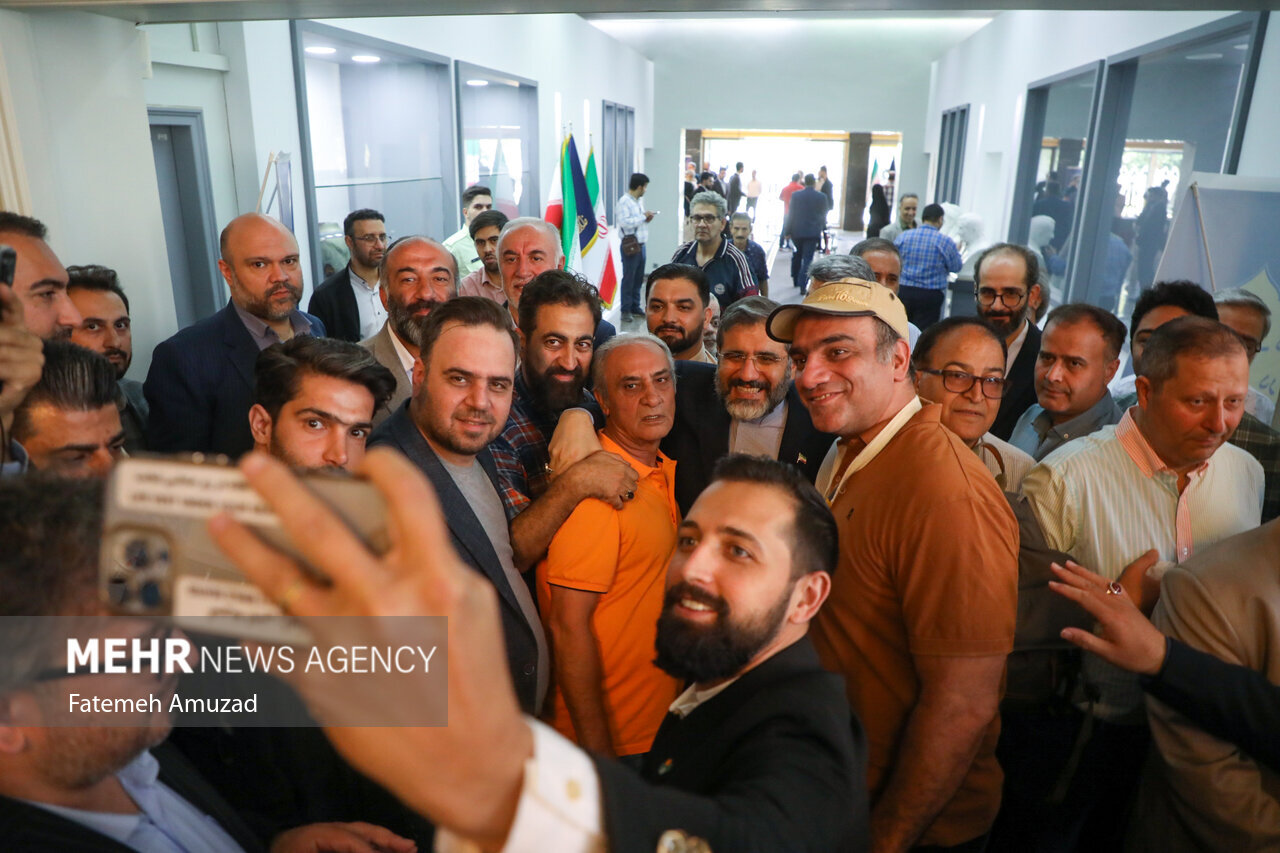 سلفی هنرمندان با وزیر ارشاد پای صندوق رای | عکس