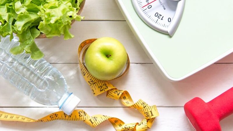 چرا وزن کردن دائم راهکار خوبی نیست؟  | ۱۰۰ کیلویی‌ ها با تغذیه مناسب از ۴۰ کیلویی ها با رژیم فست فودی سالم ترند