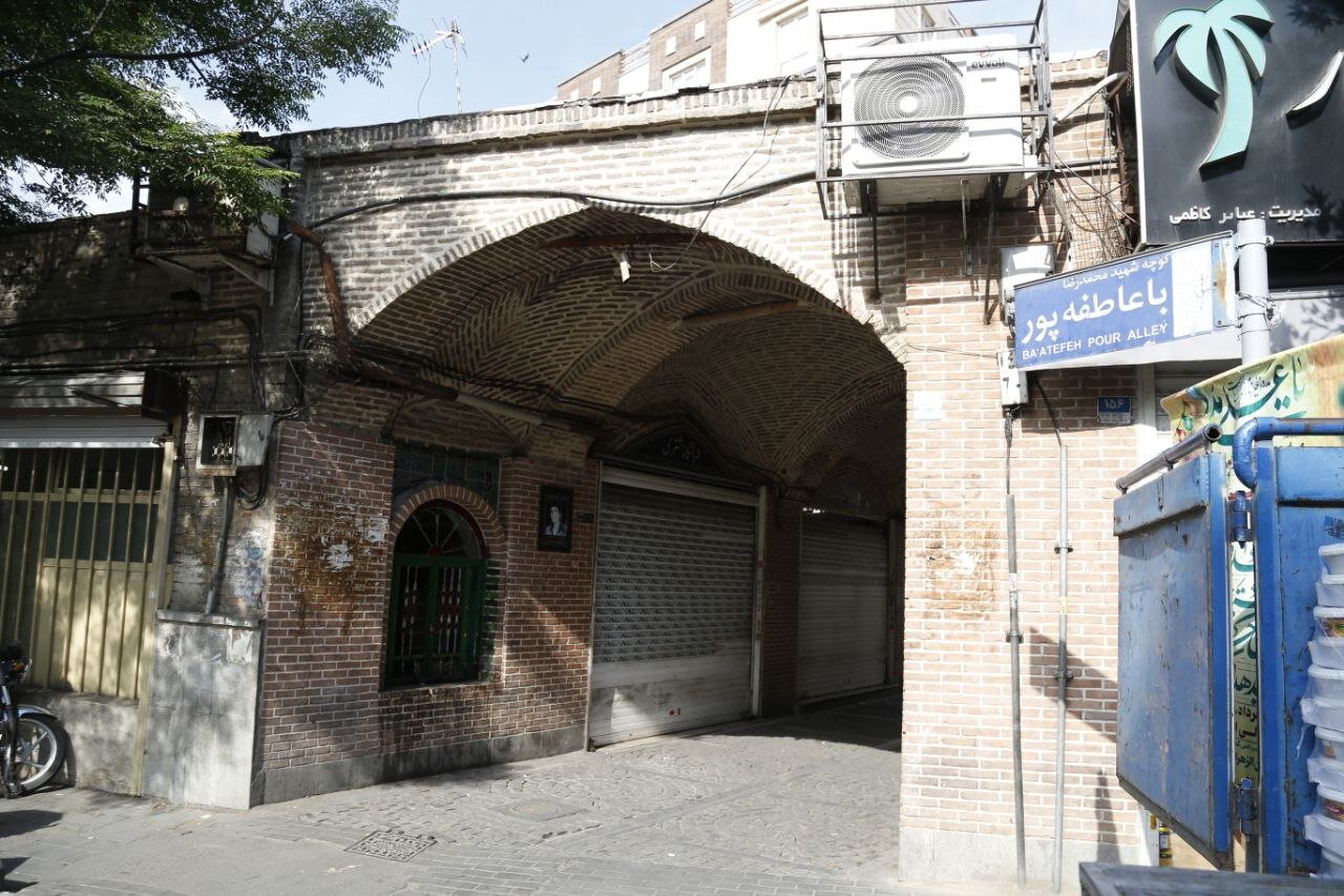 نذر معروف کسبه بازارچه استاد علی | زمزمه یا عباس از پشت پنجره سبز