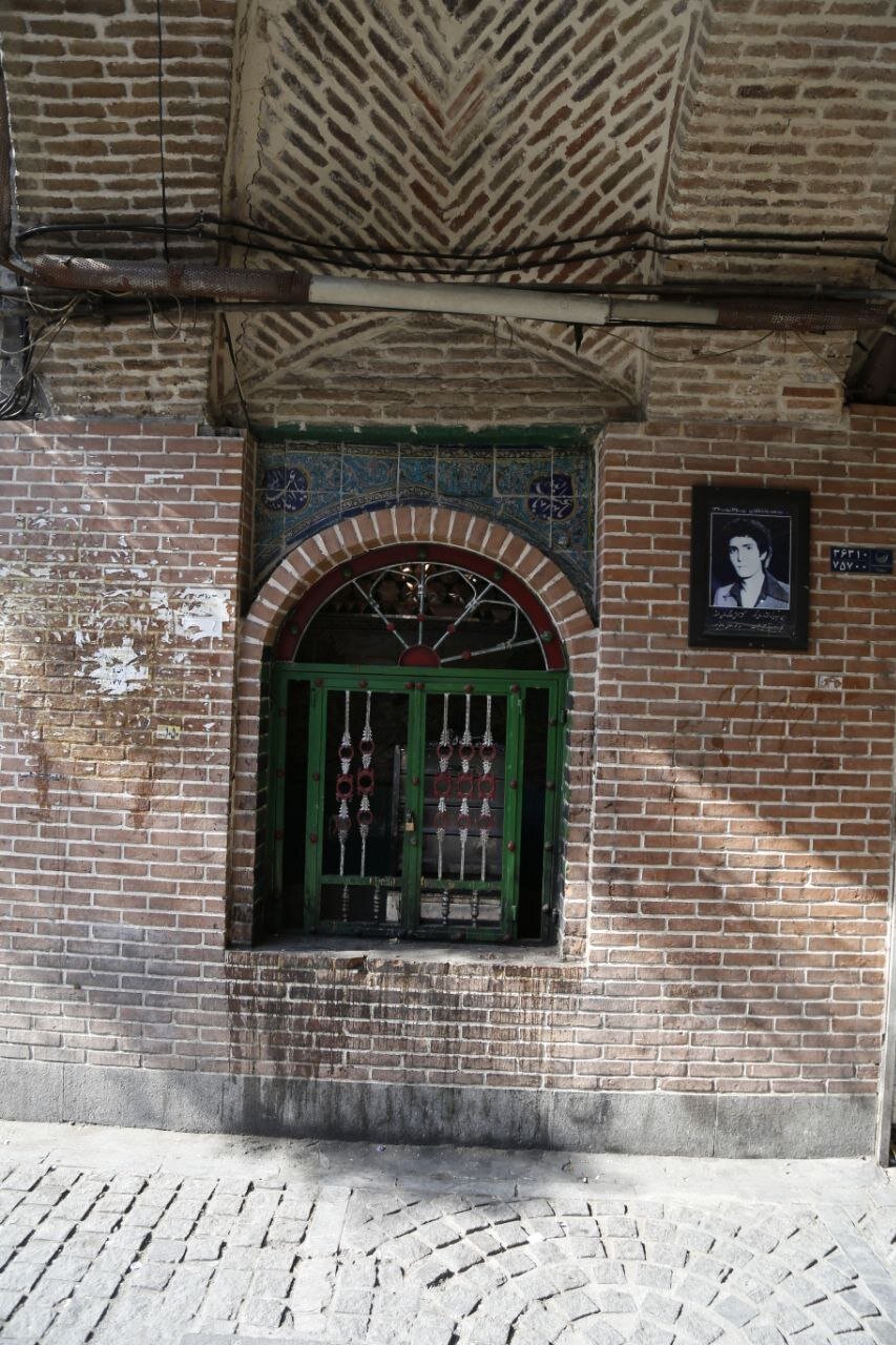 نذر معروف کسبه بازارچه استاد علی | زمزمه یا عباس از پشت پنجره سبز