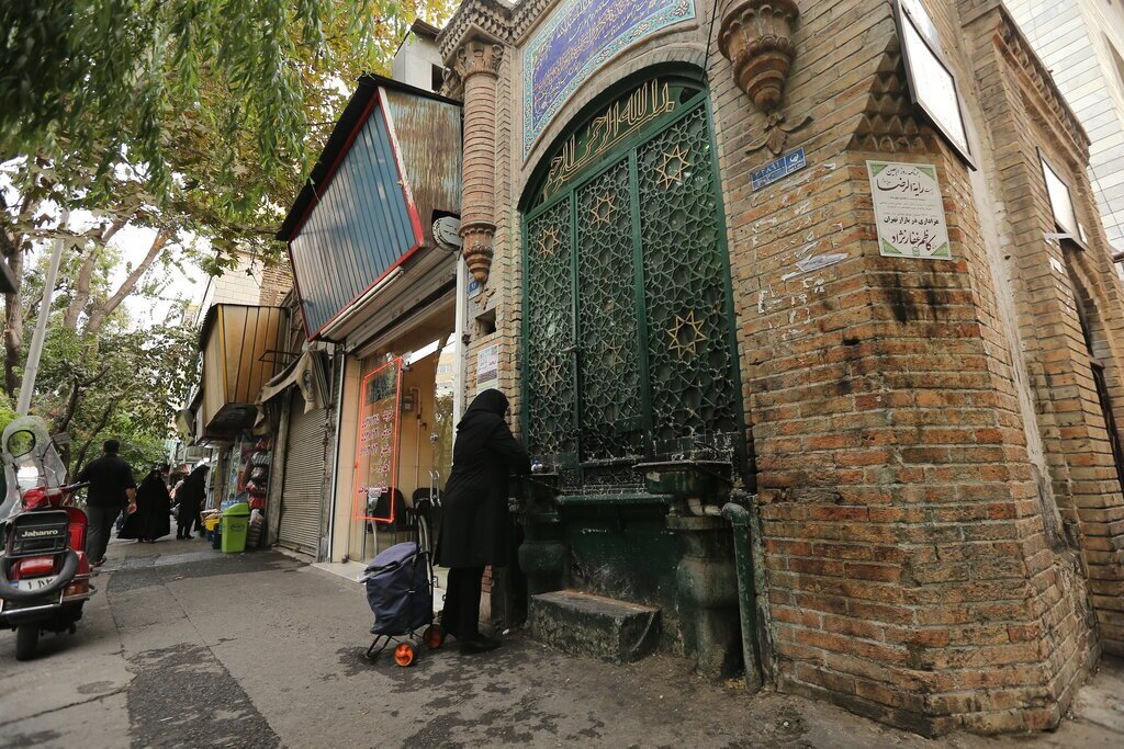 سقاخانه قاجاری؛ یادگار لوطی بازار تهران | مقرنس‌کاری‌ بی‌نظیر و سنگاب منحصربه‌فرد