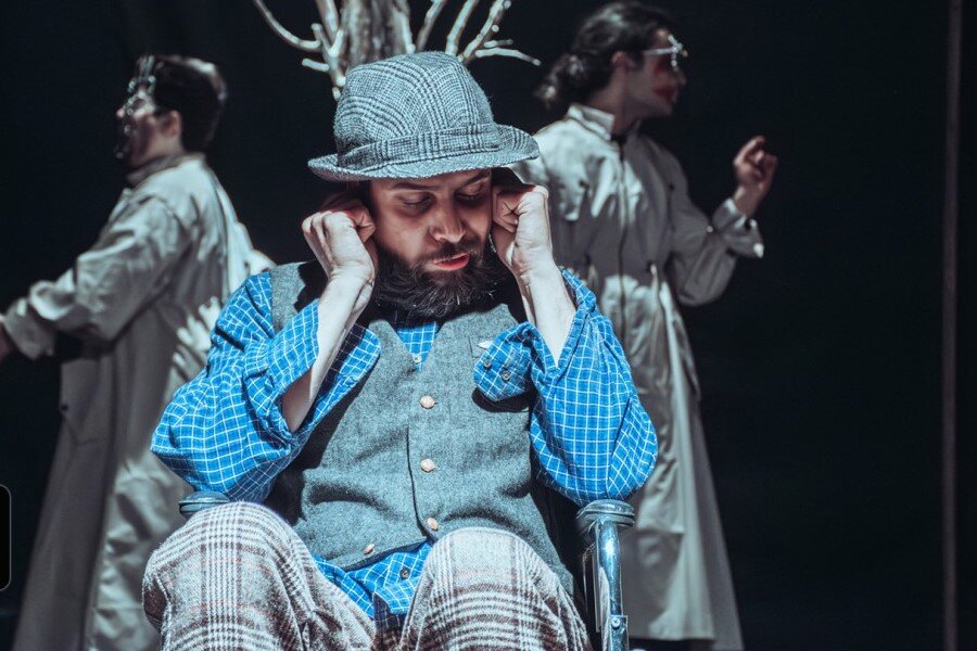 زندگی چارلی چاپلین را در تئاتر شهر با بازی بهزاد خلج روی صحنه می رود