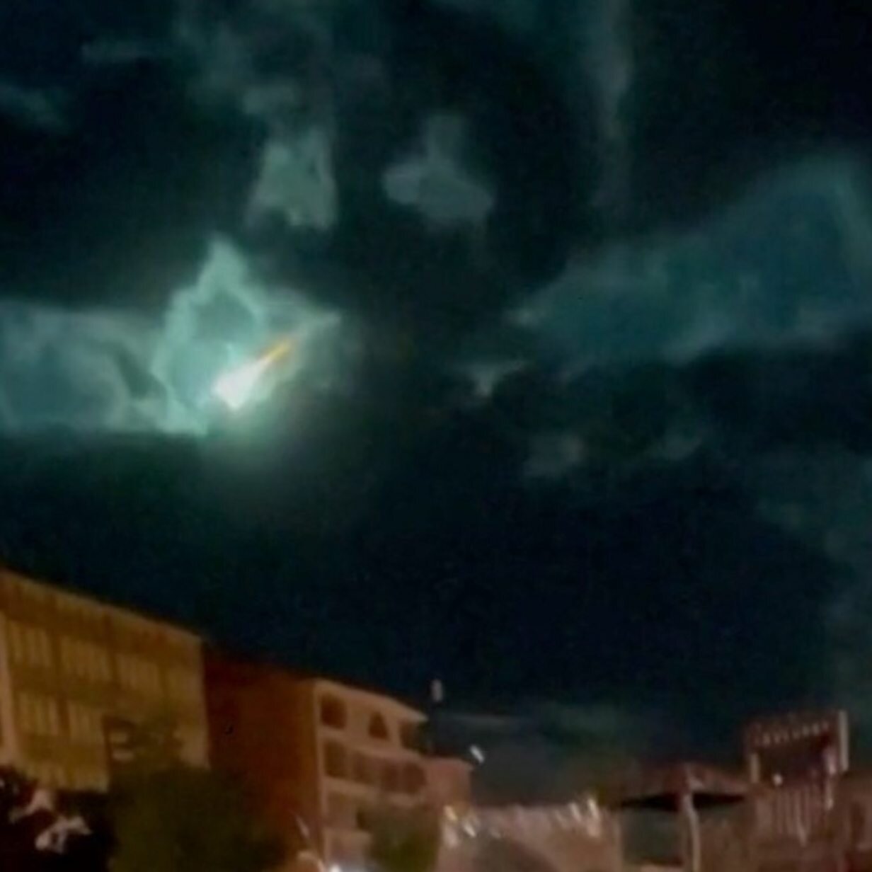 شعله‌ورشدن شهاب سبز مرموز در  آسمان رنگین  ترکیه