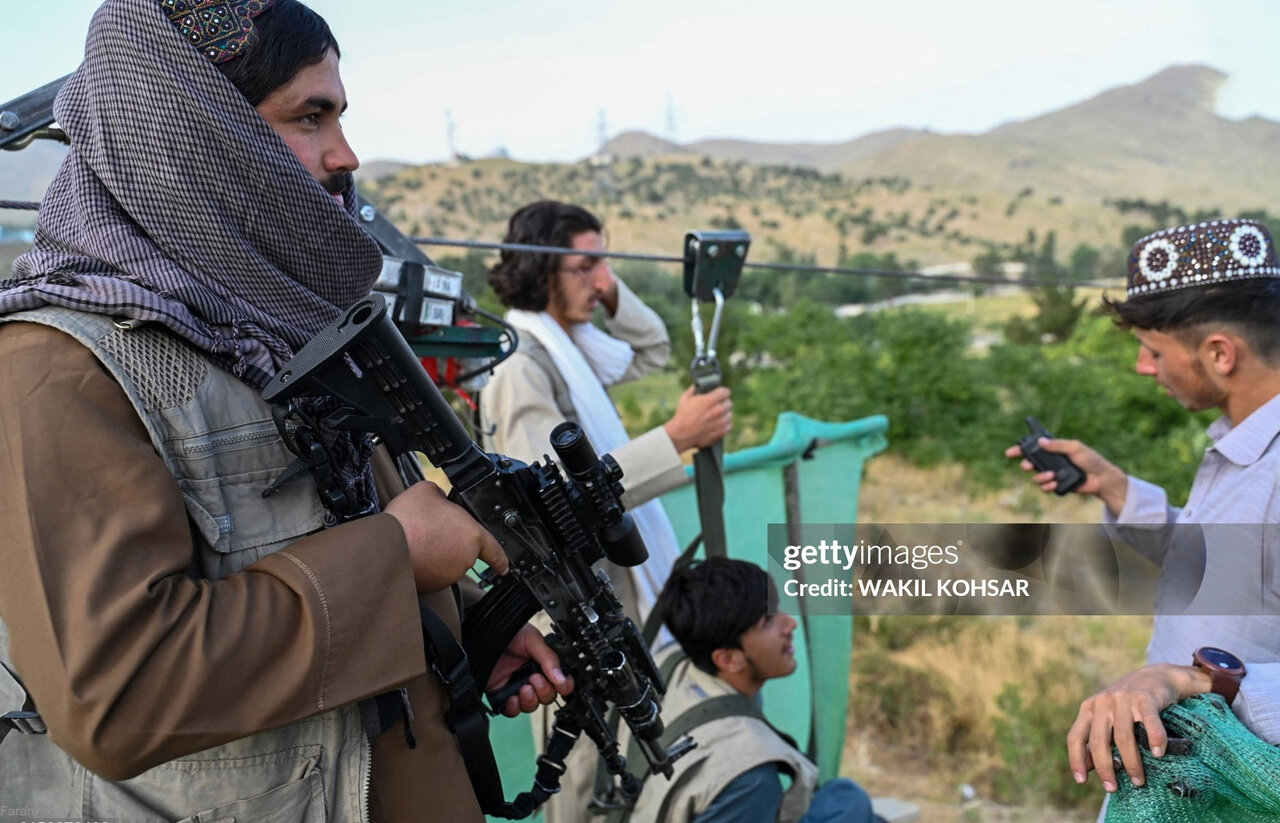 جنگجویان طالبان هنگام تمرین با زیپ‌ لاین | تصاویر