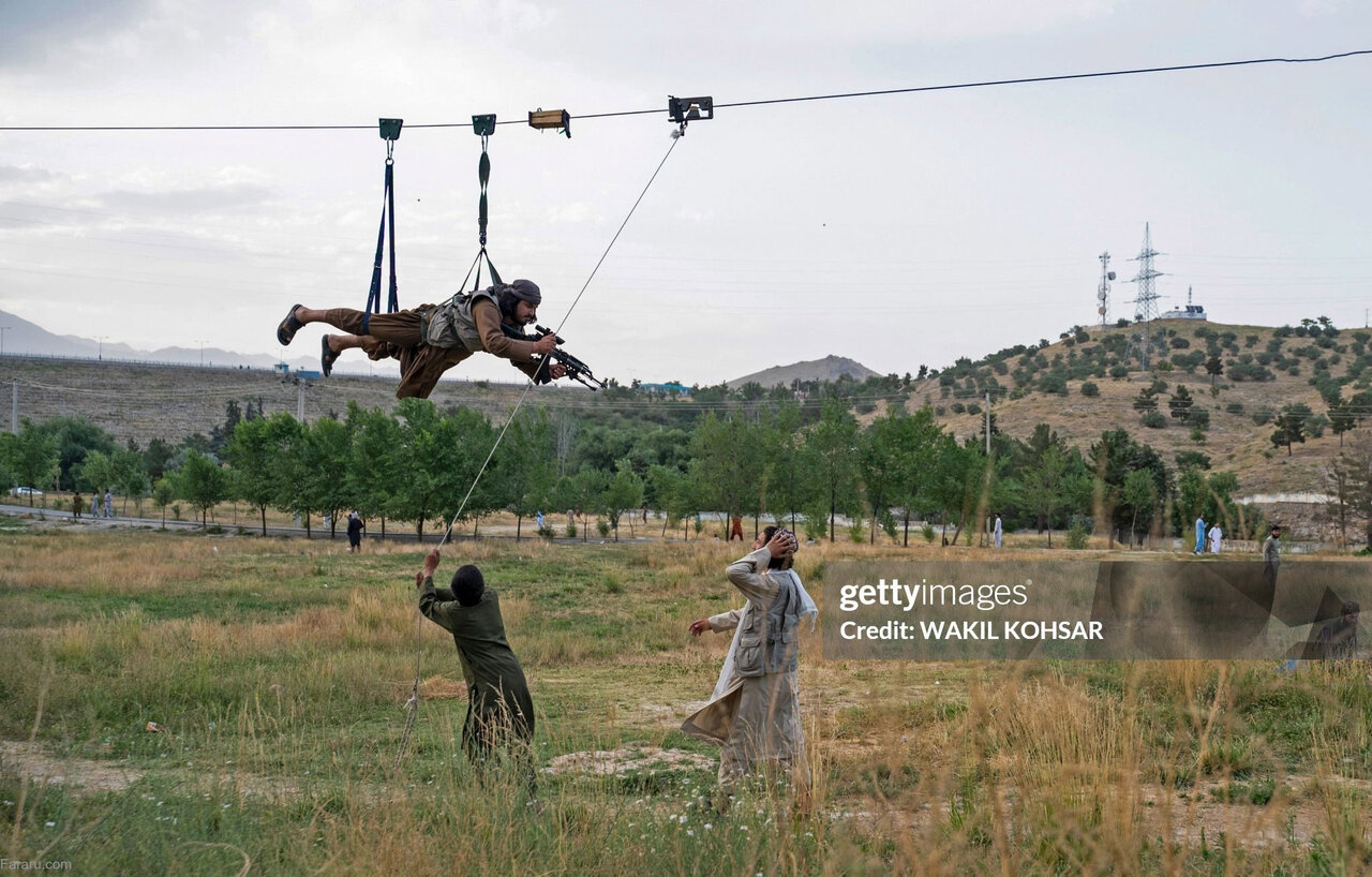جنگجویان طالبان هنگام تمرین با زیپ‌ لاین | تصاویر