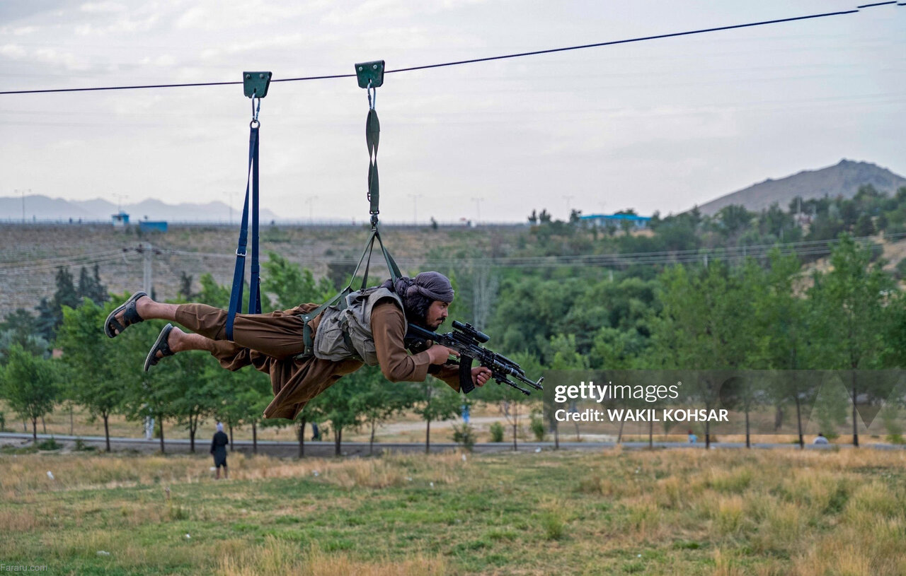 جنگجویان طالبان هنگام تمرین با زیپ‌ لاین | تصاویر
