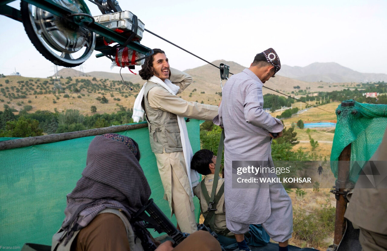 جنگجویان طالبان هنگام تمرین با زیپ‌ لاین | تصاویر