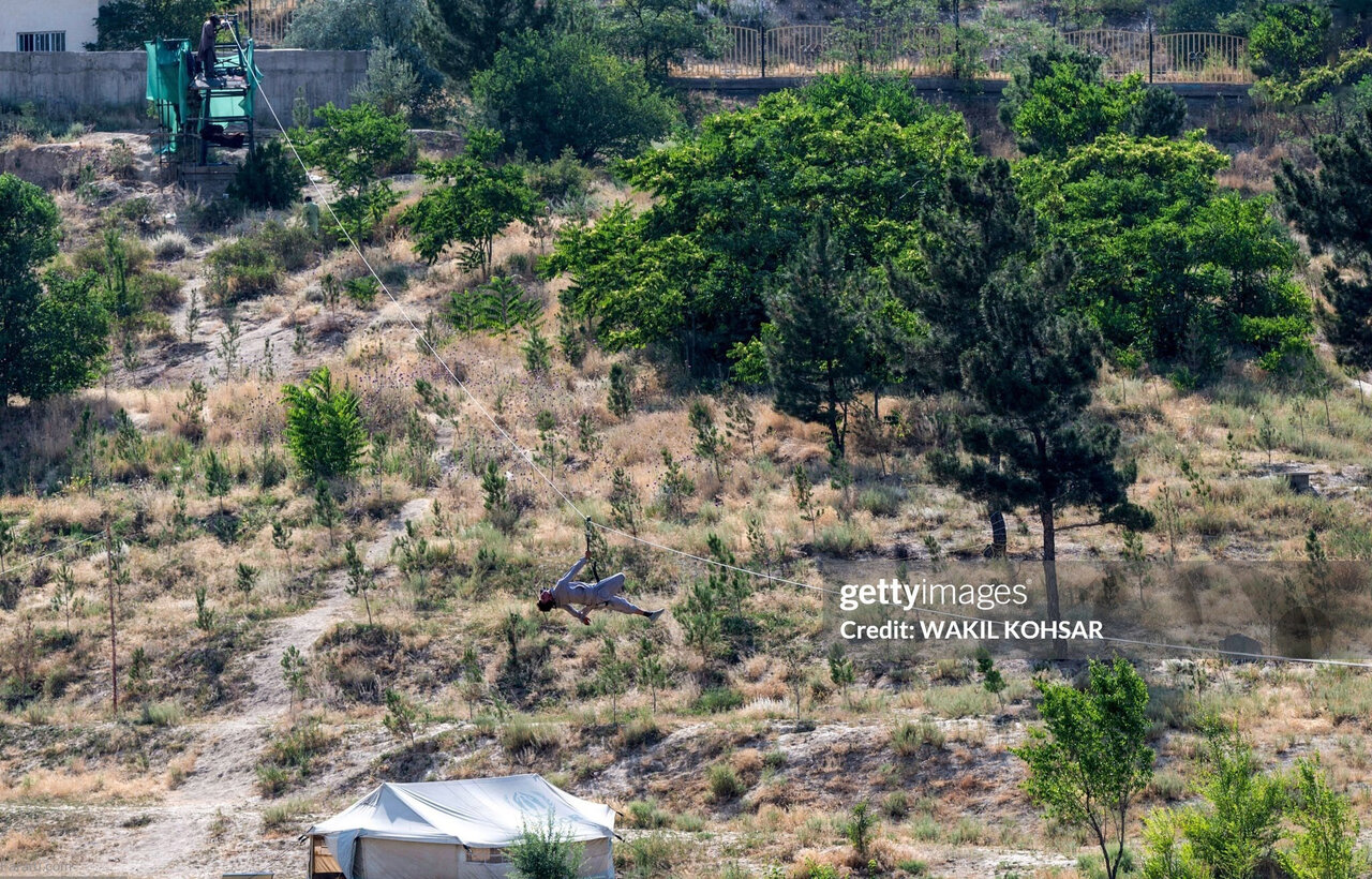 جنگجویان طالبان هنگام تمرین با زیپ‌ لاین | تصاویر