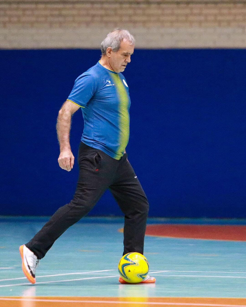 تصاویر جالبی از مسعود پزشکیان | فوتسالیست قهار به پاستور می رود!