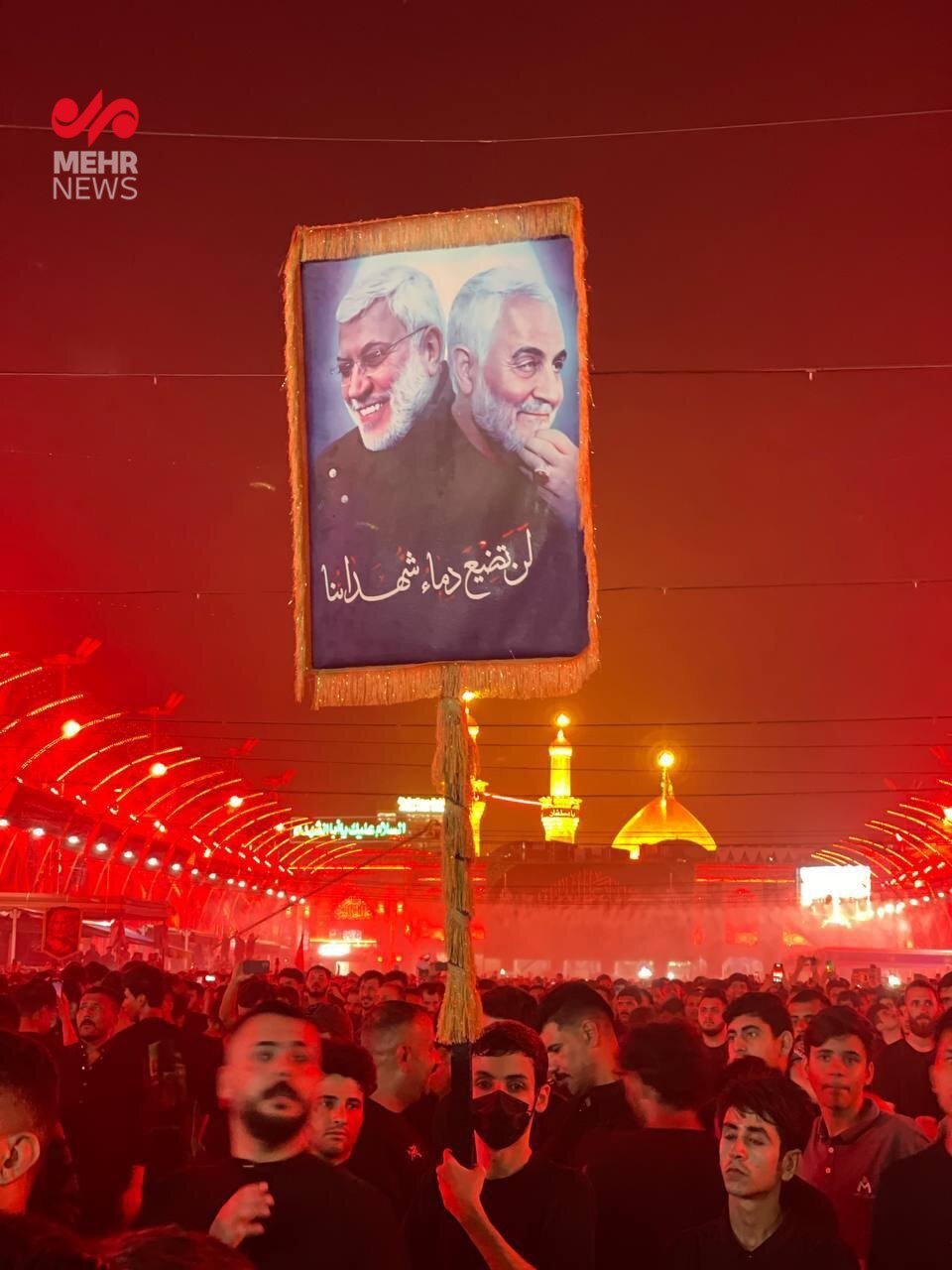 عکس نصب شده از شهید حاج قاسم سلیمانی و شهید ابومهدی المهندس در بین الحرمین