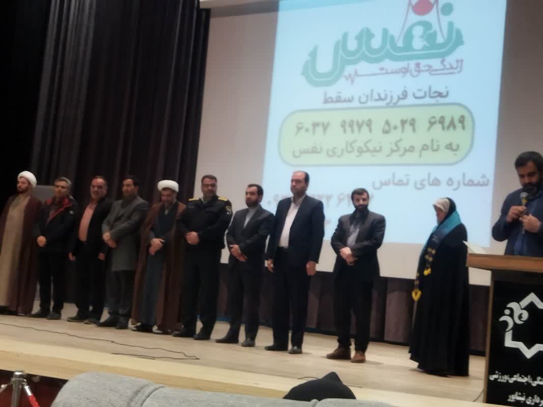 مادری برای کودکان نفس | مامای نیشابوری نشان ملی مادری دریافت کرد