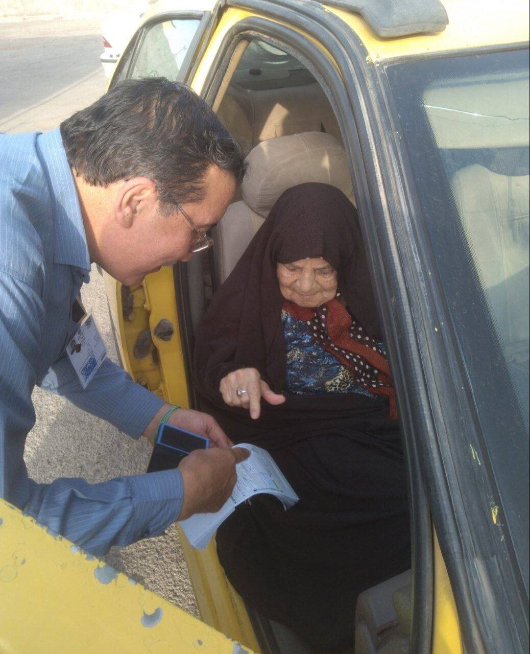 راننده اختصاصی برای انتخابات | این طلبه پدربزرگ و مادربزرگها را به صندوق رای رساند