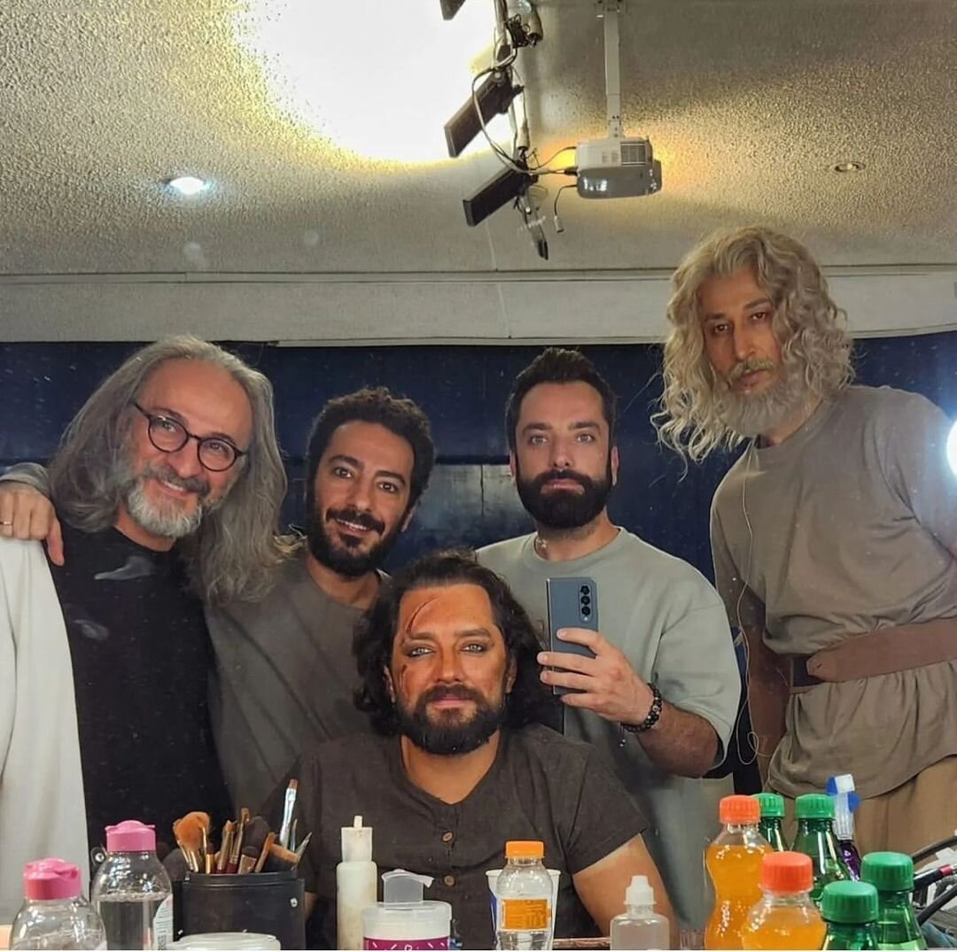 بهرام رادان، نوید محمدزاده و بهرام افشاری در اتاق گریم کنسرت نمایش + عکس