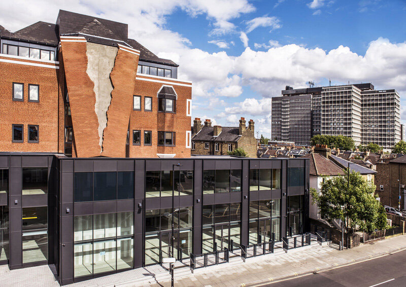 تصاویری از ساختمان هایی عجیب و هنرمندانه از یک معمار خلاق | چیزی که چشم می بیند را باور کنیم؟