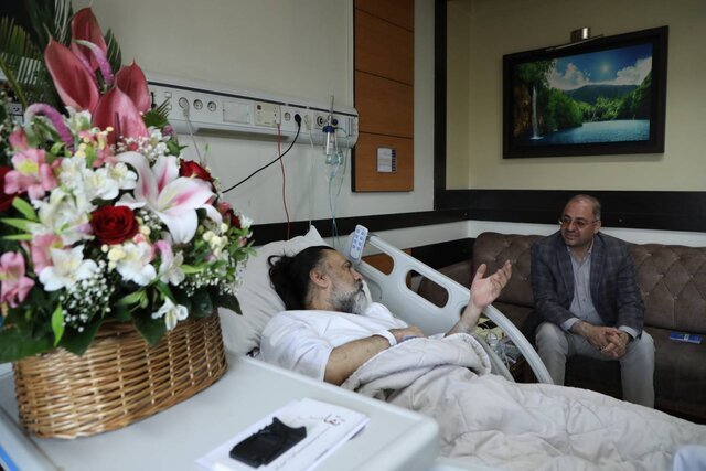 رضا ایرانمنش روی تخت بیمارستان + تصاویر | آخرین وضعیت این بازیگر