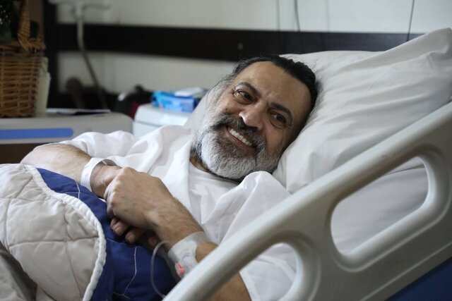 رضا ایرانمنش روی تخت بیمارستان + تصاویر | آخرین وضعیت این بازیگر