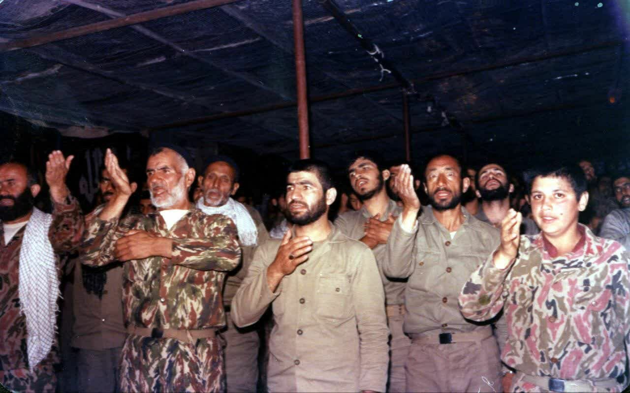قاب هایی تاثیرگذار از عزاداری رزمندگان در جبهه | تصاویر