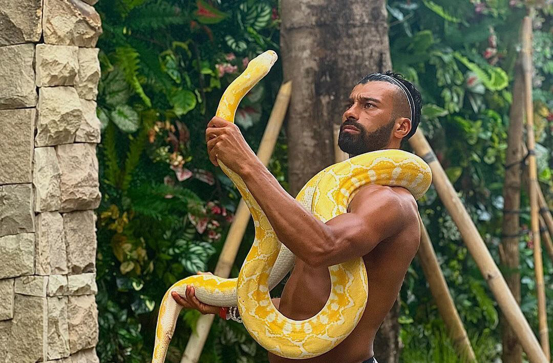 بازی رامین رضاییان با مار غولپیکر! | تصاویر