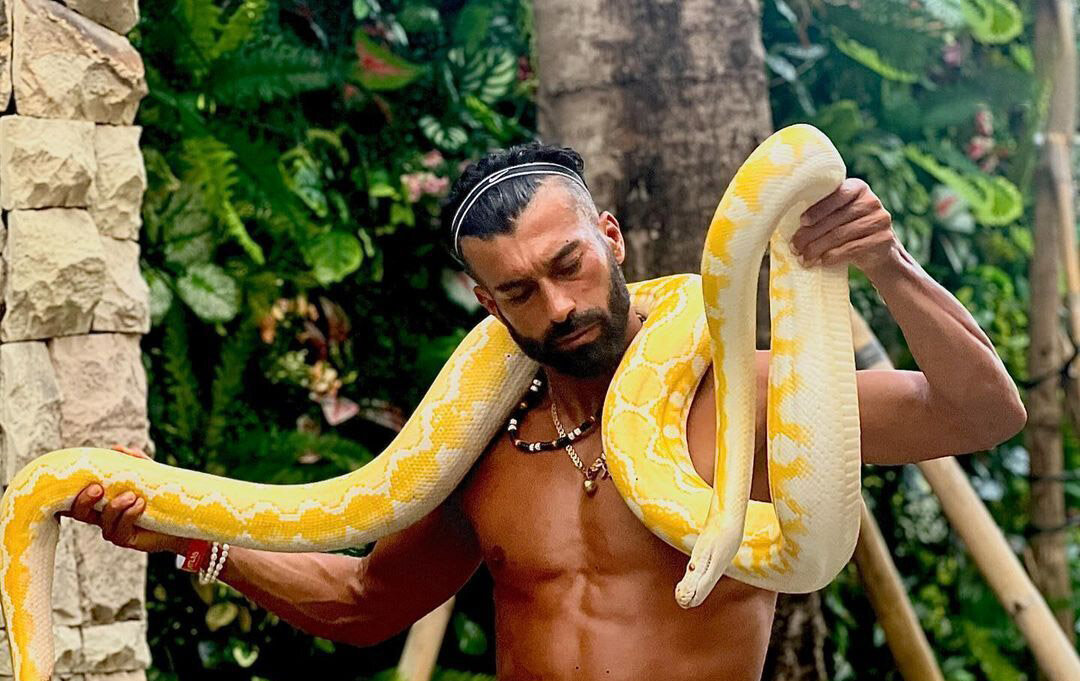 بازی رامین رضاییان با مار غولپیکر! | تصاویر