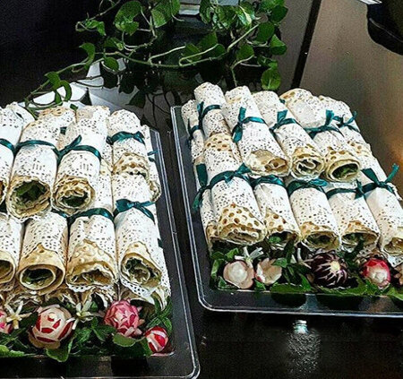 چه طور برای ۵۰ نفر لقمه خانگی نذری آماده کنیم؟ | لقمه ساده نان و پنیر و سبزی برای نذری