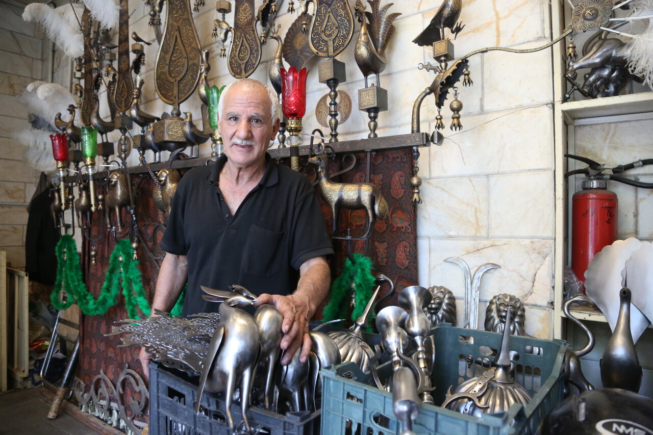 به عشق امام حسین(ع) علم میسازم | روایتی از کارگاه قدیمی علمسازی در تهران | نمادهای علم چه معنایی دارند؟