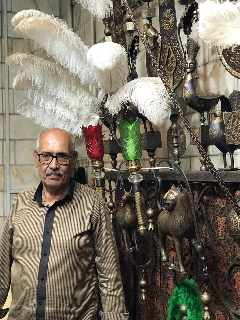 به عشق امام حسین(ع) علم میسازم | روایتی از کارگاه قدیمی علمسازی در تهران | نمادهای علم چه معنایی دارند؟