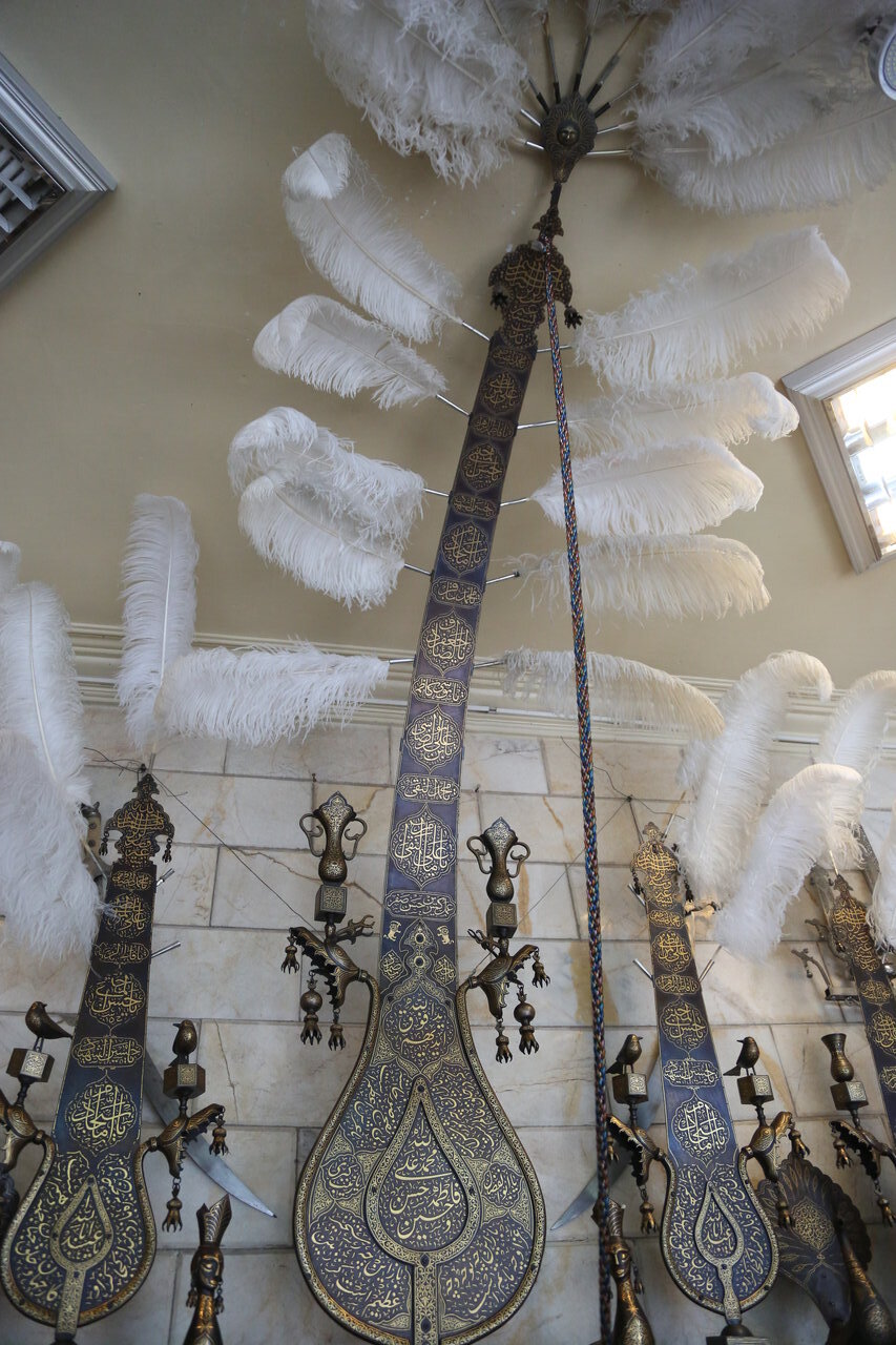 به عشق امام حسین(ع) علم میسازم | روایتی از کارگاه قدیمی علمسازی در تهران | نمادهای علم چه معنایی دارند؟