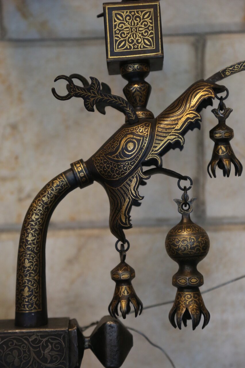 به عشق امام حسین(ع) علم میسازم | روایتی از کارگاه قدیمی علمسازی در تهران | نمادهای علم چه معنایی دارند؟