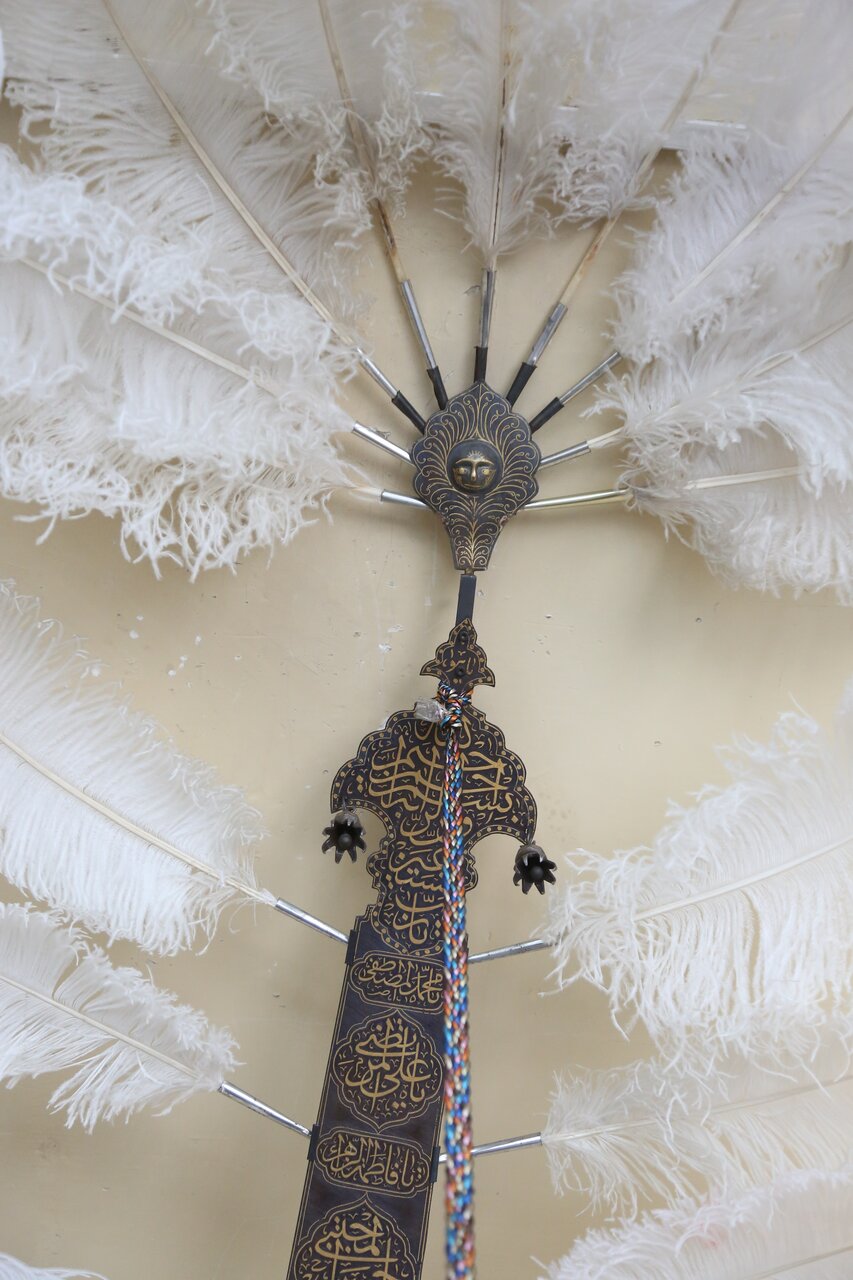 به عشق امام حسین(ع) علم میسازم | روایتی از کارگاه قدیمی علمسازی در تهران | نمادهای علم چه معنایی دارند؟