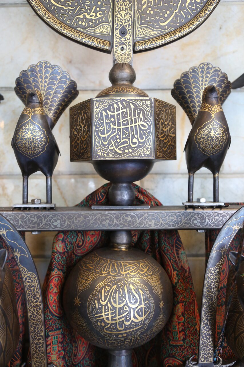 به عشق امام حسین(ع) علم میسازم | روایتی از کارگاه قدیمی علمسازی در تهران | نمادهای علم چه معنایی دارند؟