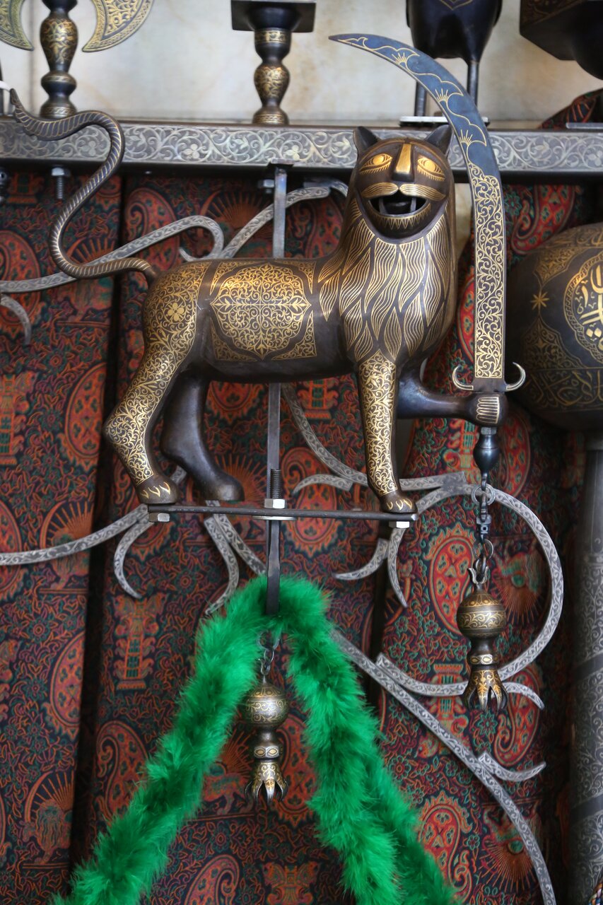 به عشق امام حسین(ع) علم میسازم | روایتی از کارگاه قدیمی علمسازی در تهران | نمادهای علم چه معنایی دارند؟