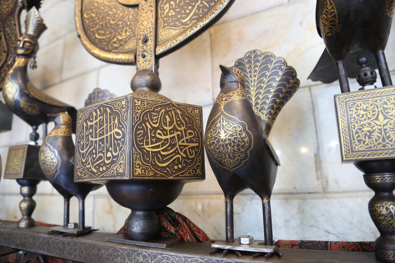 به عشق امام حسین(ع) علم میسازم | روایتی از کارگاه قدیمی علمسازی در تهران | نمادهای علم چه معنایی دارند؟