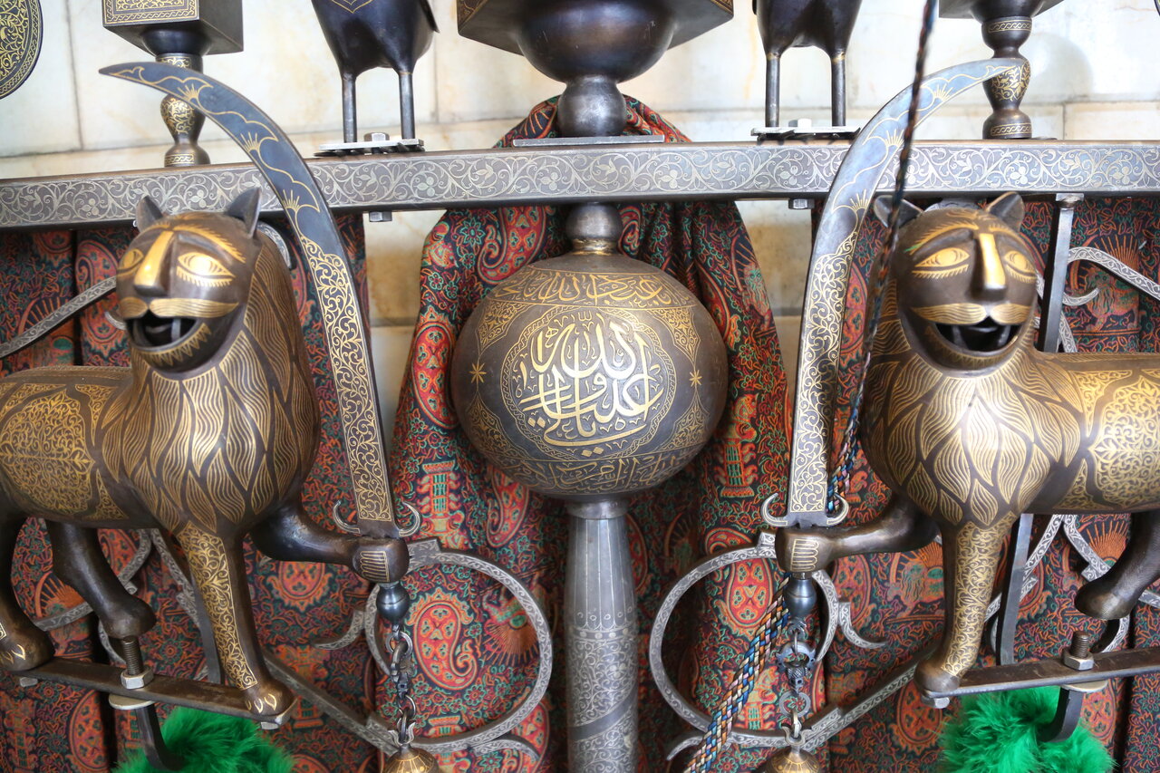 به عشق امام حسین(ع) علم میسازم | روایتی از کارگاه قدیمی علمسازی در تهران | نمادهای علم چه معنایی دارند؟