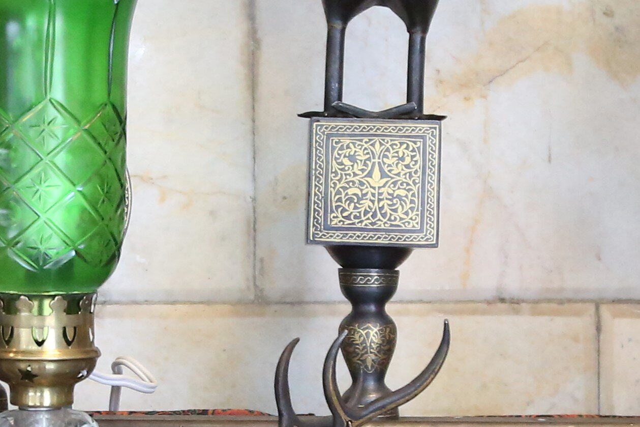 به عشق امام حسین(ع) علم میسازم | روایتی از کارگاه قدیمی علمسازی در تهران | نمادهای علم چه معنایی دارند؟