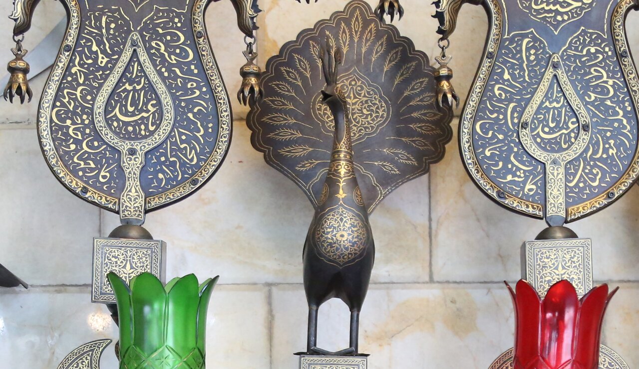 به عشق امام حسین(ع) علم میسازم | روایتی از کارگاه قدیمی علمسازی در تهران | نمادهای علم چه معنایی دارند؟