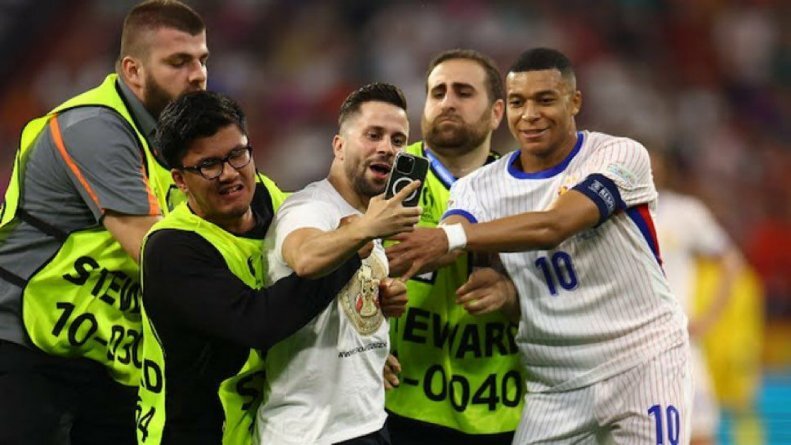 جیمی جامپ را بهزور از امباپه جدا کردند | تصاویر