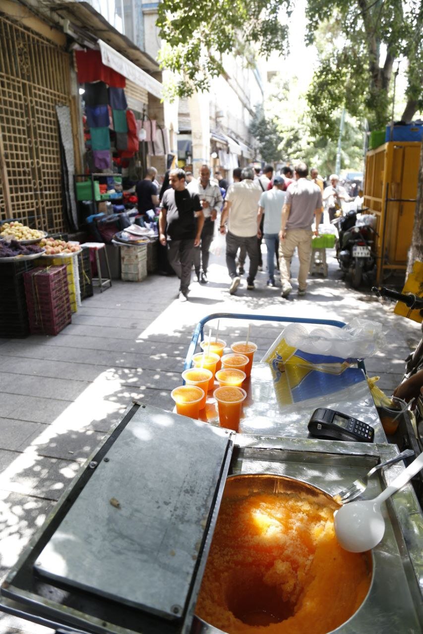 بهشت یخ در جهنم تابستان | آبمیوهفروشان دورهگرد در روزهای گرم سال جان و کام افراد را خنک میکنند