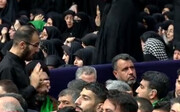 تصاویری از حضور رابط ناشنوایان در حسینیه امام خمینی(ره) | ویدئو