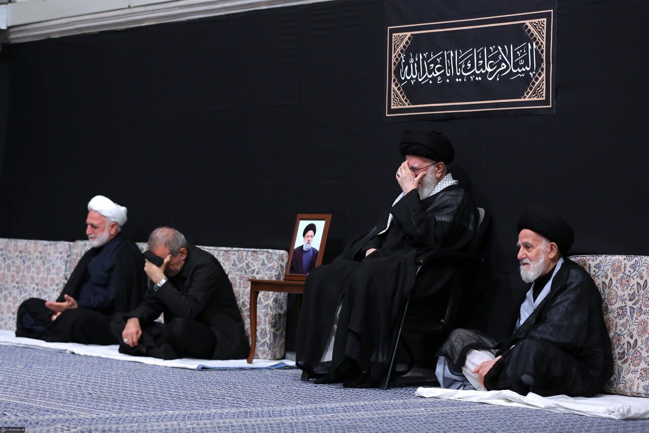 هدیه شیخ حسین انصاریان در دستان رئیس جمهور منتخب | عکس