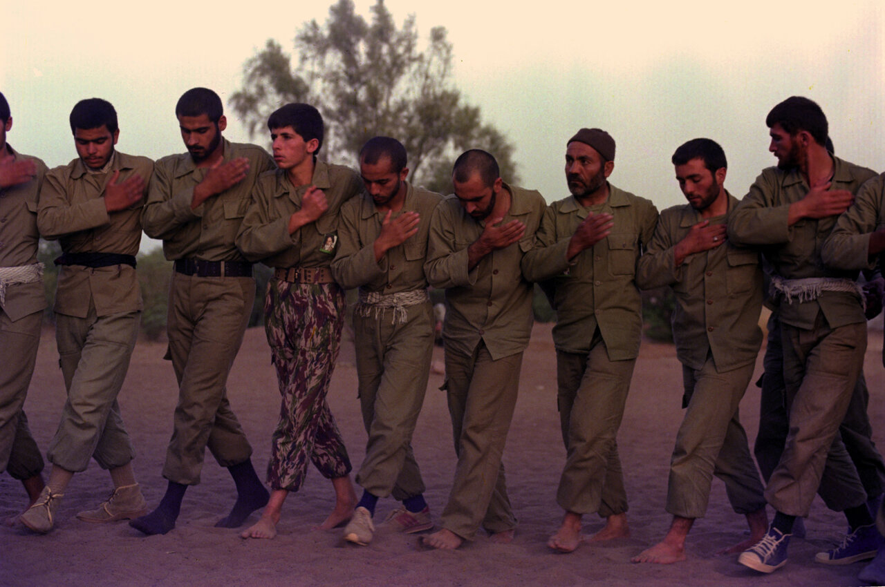 عزاداری محرم در جبهه های جنگ چگونه بود؟ | یک رادیو، پرچم و روضه در سنگرهای جنوب