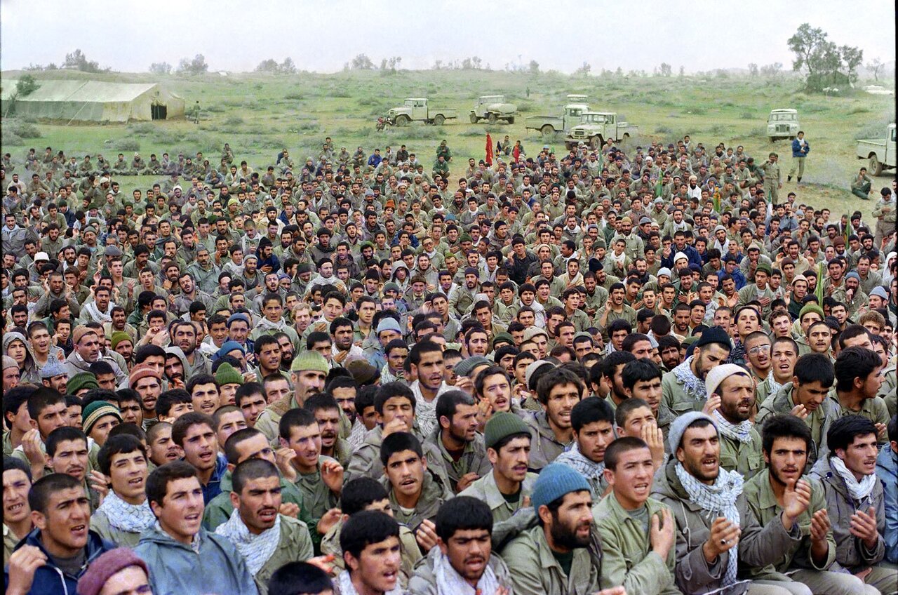 عزاداری محرم در جبهه های جنگ چگونه بود؟ | یک رادیو، پرچم و روضه در سنگرهای جنوب