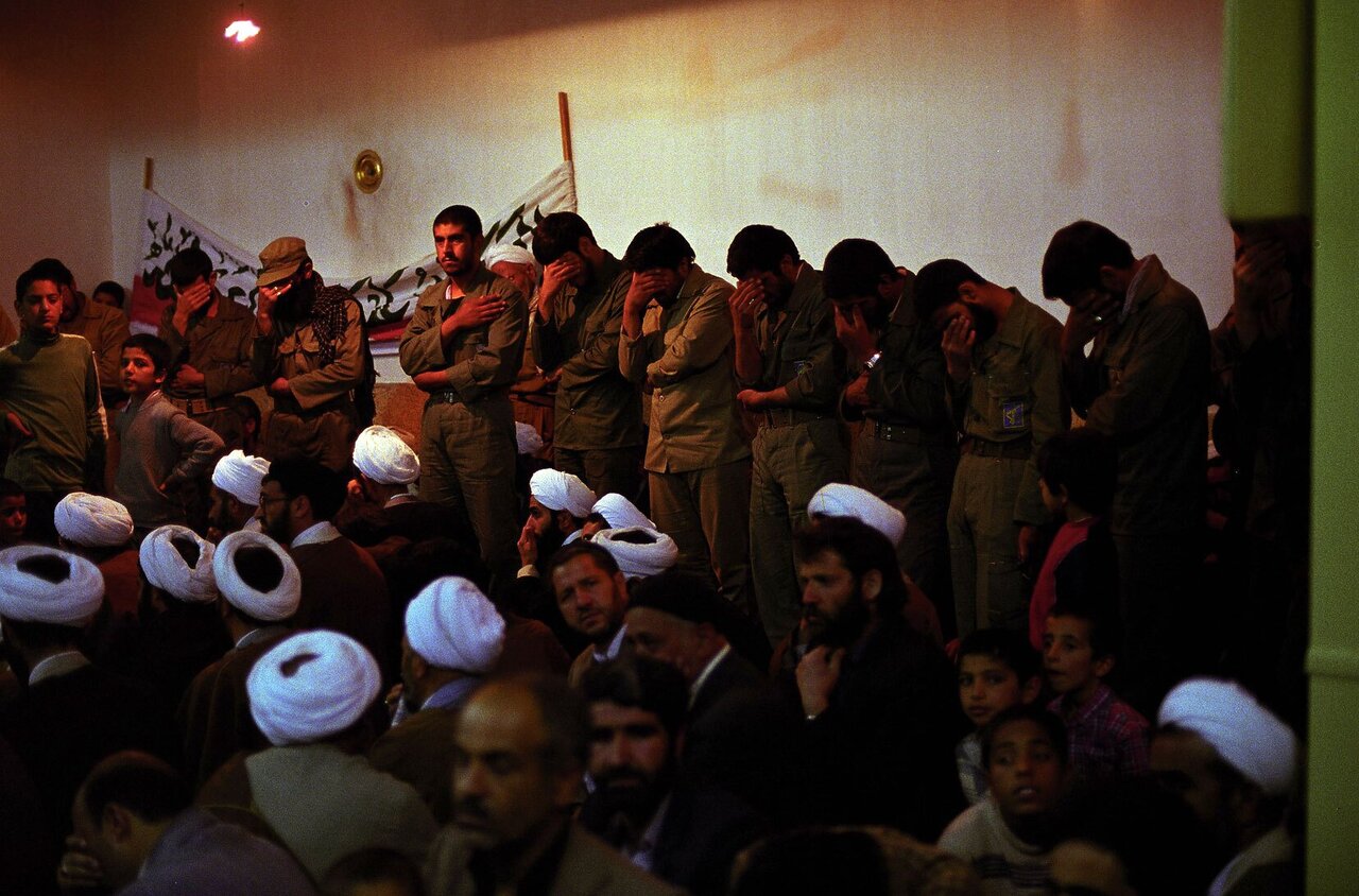 عزاداری محرم در جبهه های جنگ چگونه بود؟ | یک رادیو، پرچم و روضه در سنگرهای جنوب