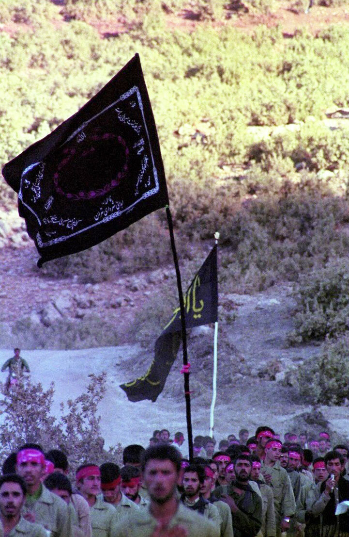 عزاداری محرم در جبهه های جنگ چگونه بود؟ | یک رادیو، پرچم و روضه در سنگرهای جنوب