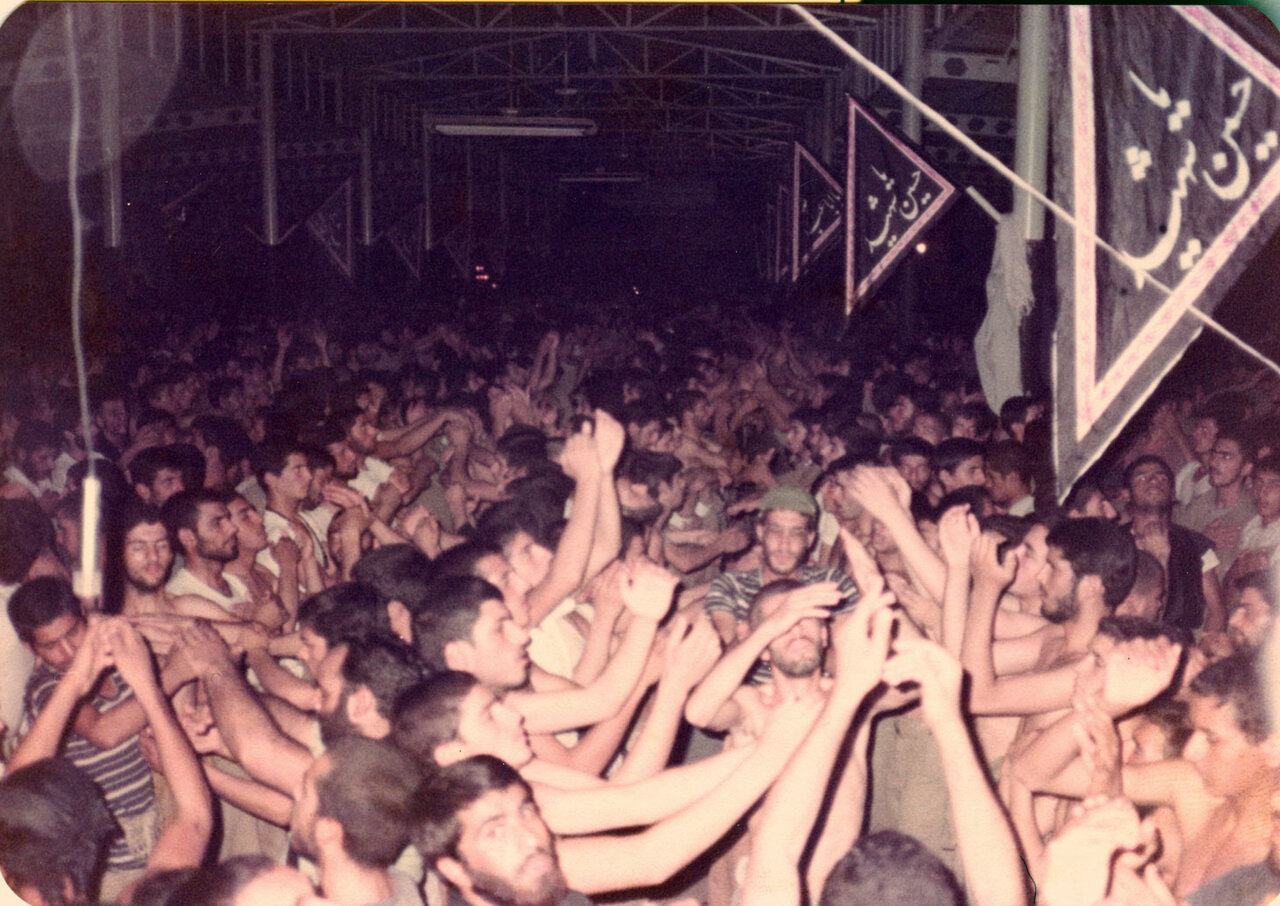 عزاداری محرم در جبهه های جنگ چگونه بود؟ | یک رادیو، پرچم و روضه در سنگرهای جنوب