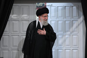 لحظه ورود رهبر انقلاب به حسینیه امام خمینی برای مراسم شب عاشورا + ویدیو