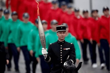 مشعل المپیک به پاریس رسید | قرار است این مشعل به دست  ۵۰۰ فرانسوی حمل شود