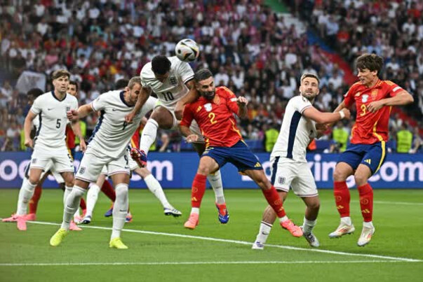 گل اول اسپانیا به انگلیس توسط نیکو ویلیامز را ببینید