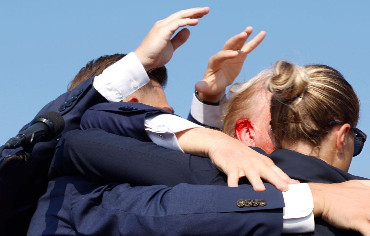 گلولهای که از بیخ گوش ترامپ گذشت ؛ جدیدترین اطلاعات از تیراندازی «گرگ تنها» به سوی دونالد ترامپ | اظهارات سرویس مخفی آمریکا و افشای هویت عامل حمله