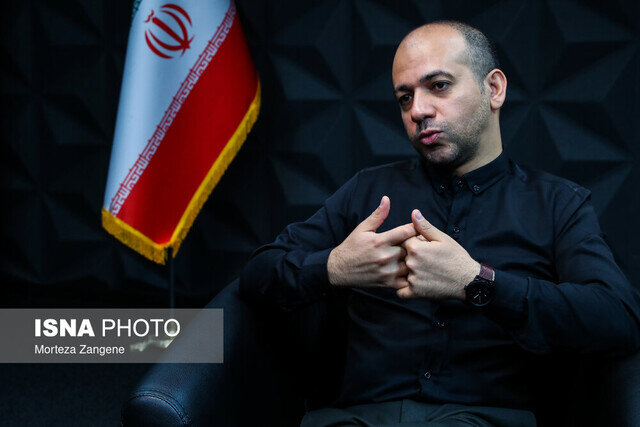 ما خوانندهای داریم که همه میدانند او ضدانقلاب است اما پول میگیرد برای شهید هم میخواند، کنسرت هم برگزار میکند و...