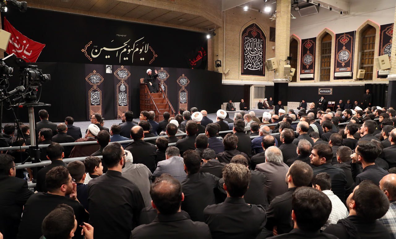 مراسم عزاداری شب تاسوعای حسینی در حسینیه امام خمینی(ره) + تصاویر